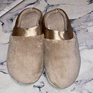 Womens Isotoner Slip On Support Slippers Champagne 🍾 Color size 7.5-8.0